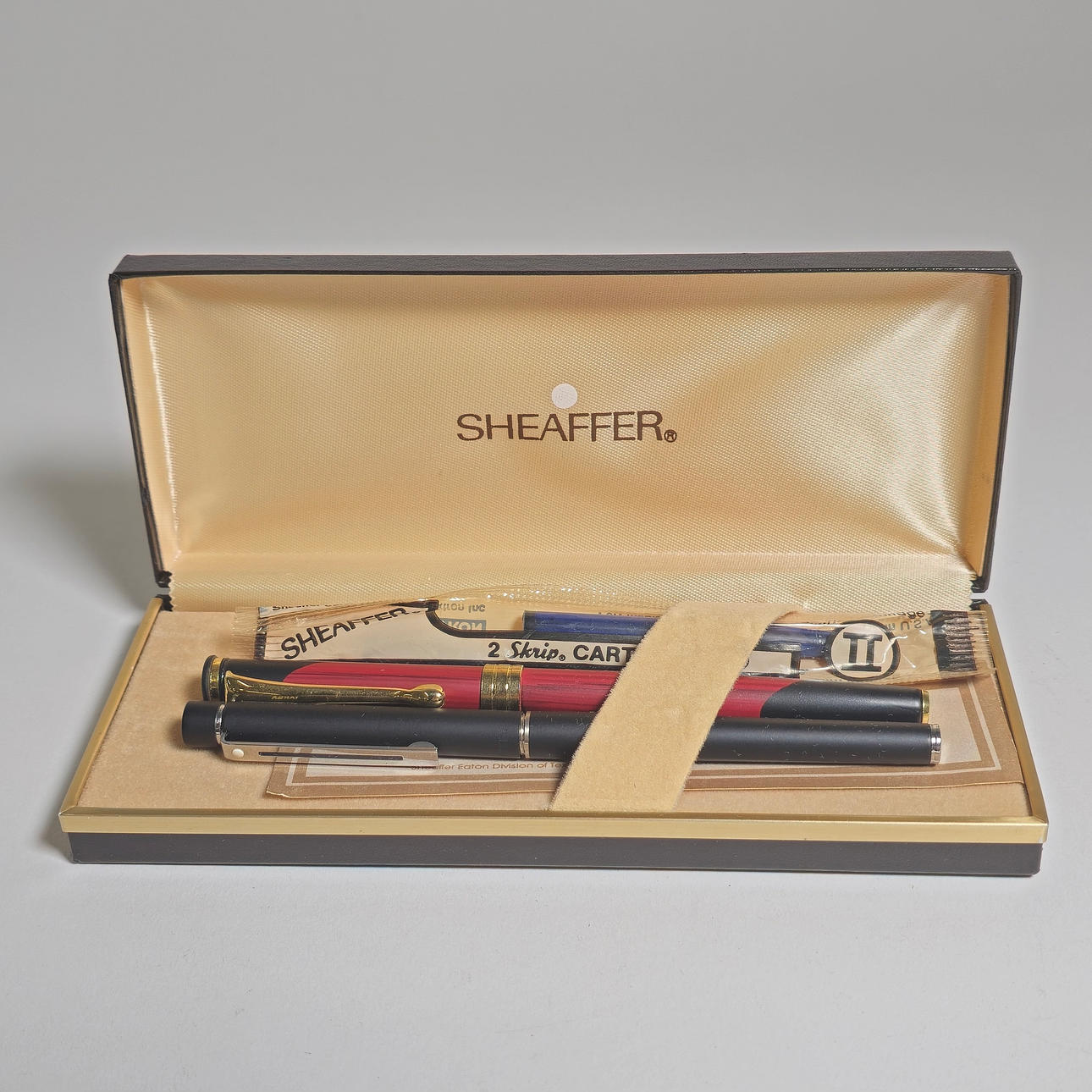 1 DE PLUMA SHEAFFER CON ESTUCHE Y 1 PLUMA PLATINUM.