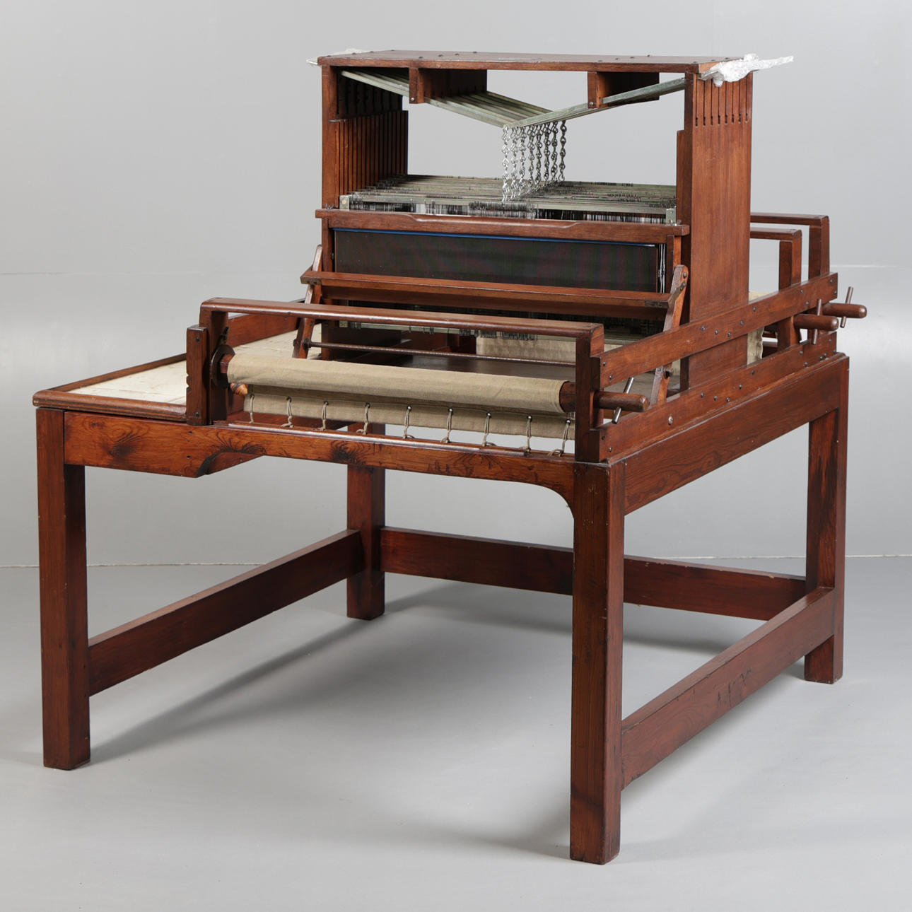 EIN HARRIS-WEBSTUHL UND EIN HARRIS-WICKELGERÄT (2).