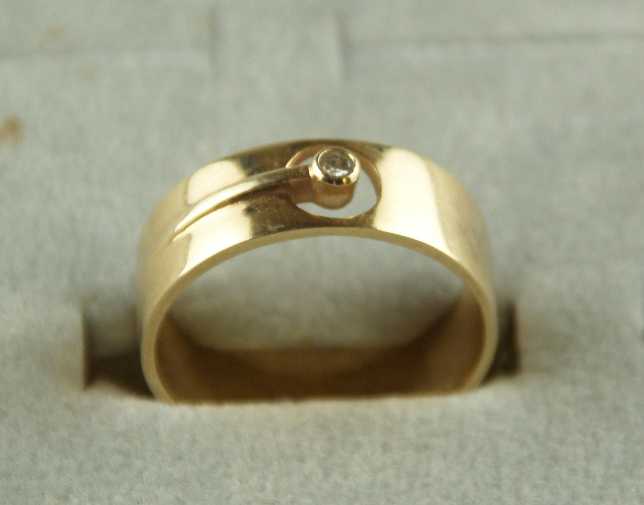 GULDRING MED DIAMANT.