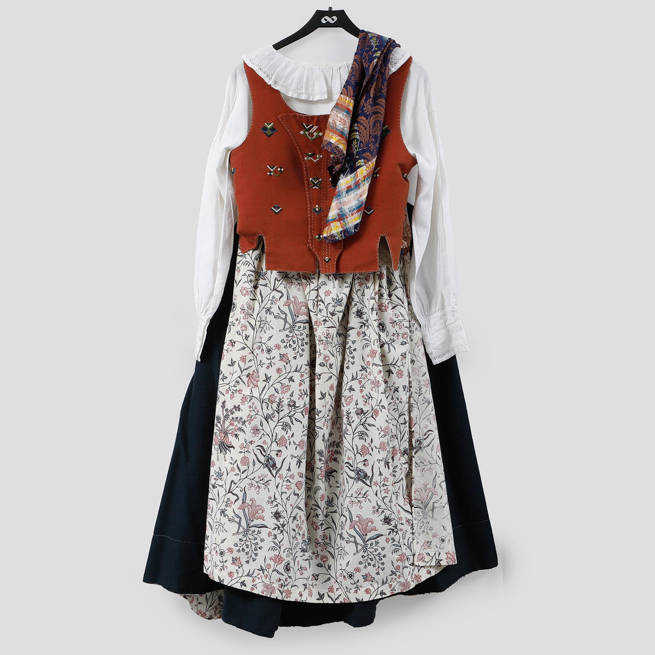 FOLKDRÄKT, Bohuslän, ca stl 38.