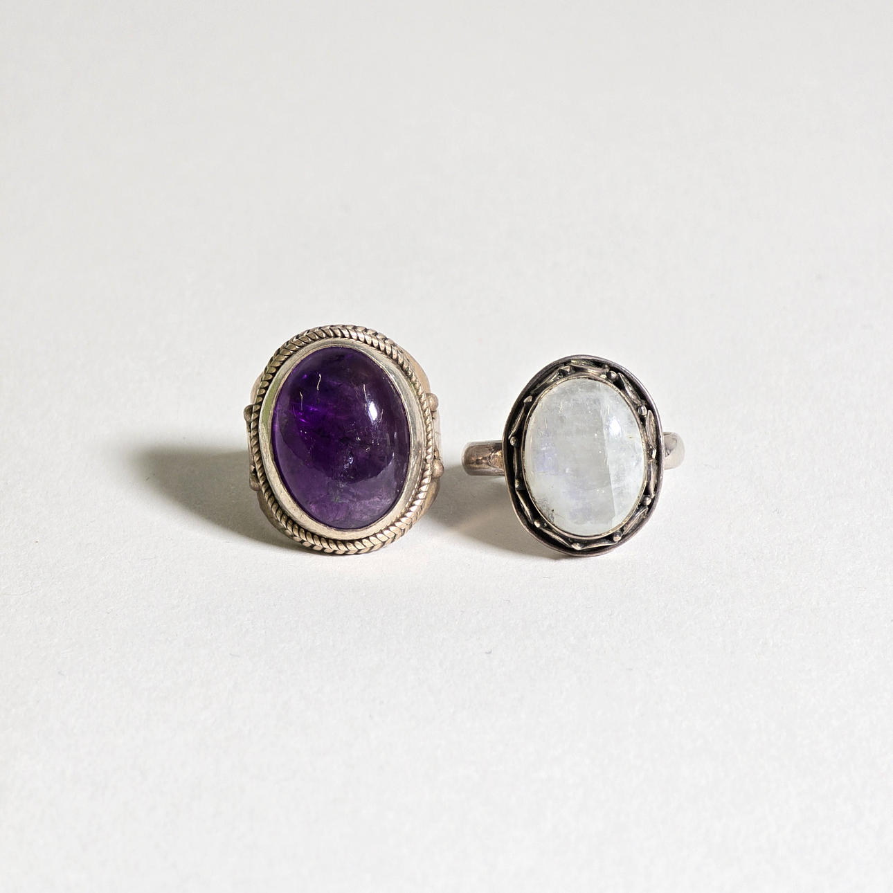 2 RINGE I AMETYST SØLV OG MÅNESTEN.