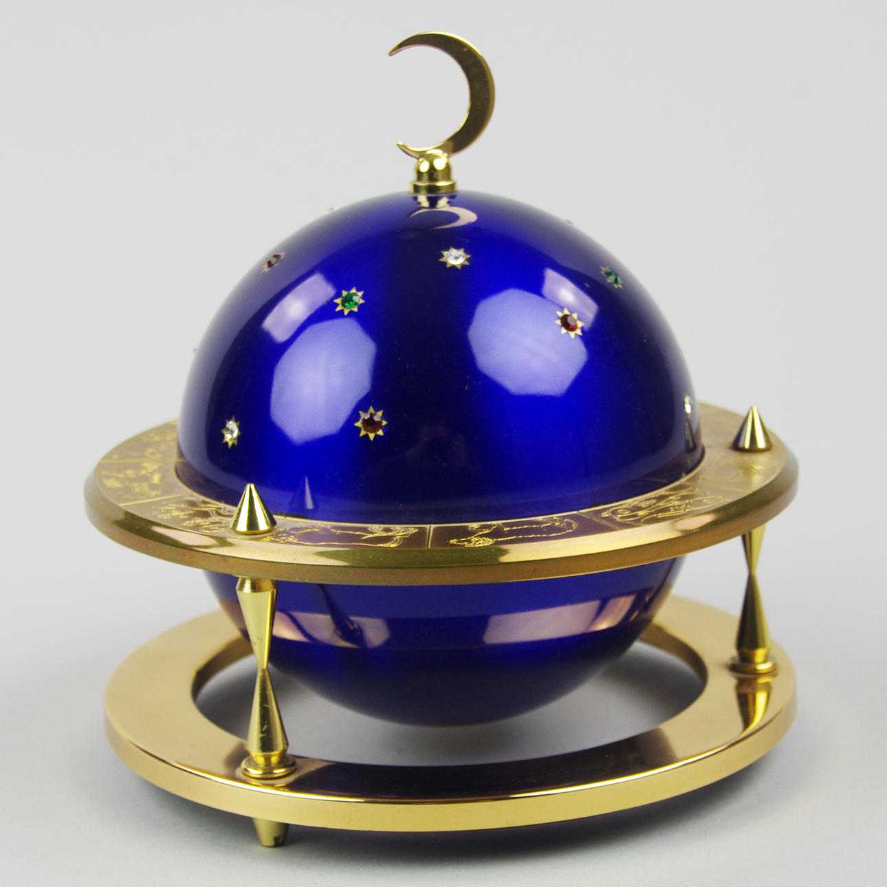 CIGARETTSTÄLL, mässing med infällda olikfärgade stenar.