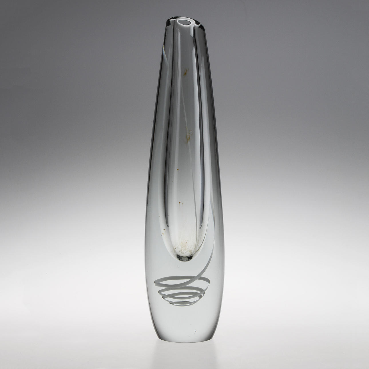 GUNNEL NYMAN. Vas, "Serpentin", glas, signerad.