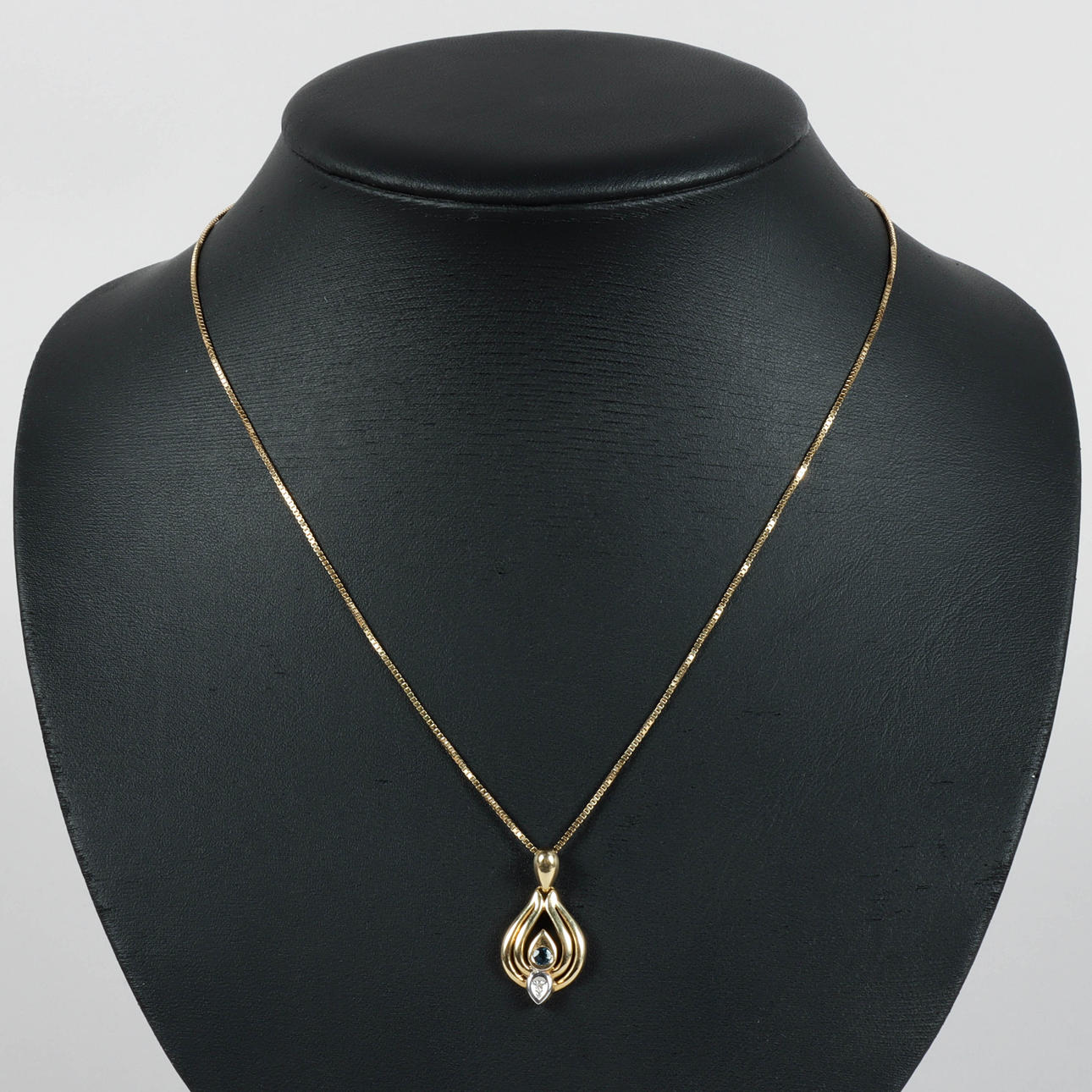 HALSKETTE MIT ANHÄNGER, 18 Karat Gold.