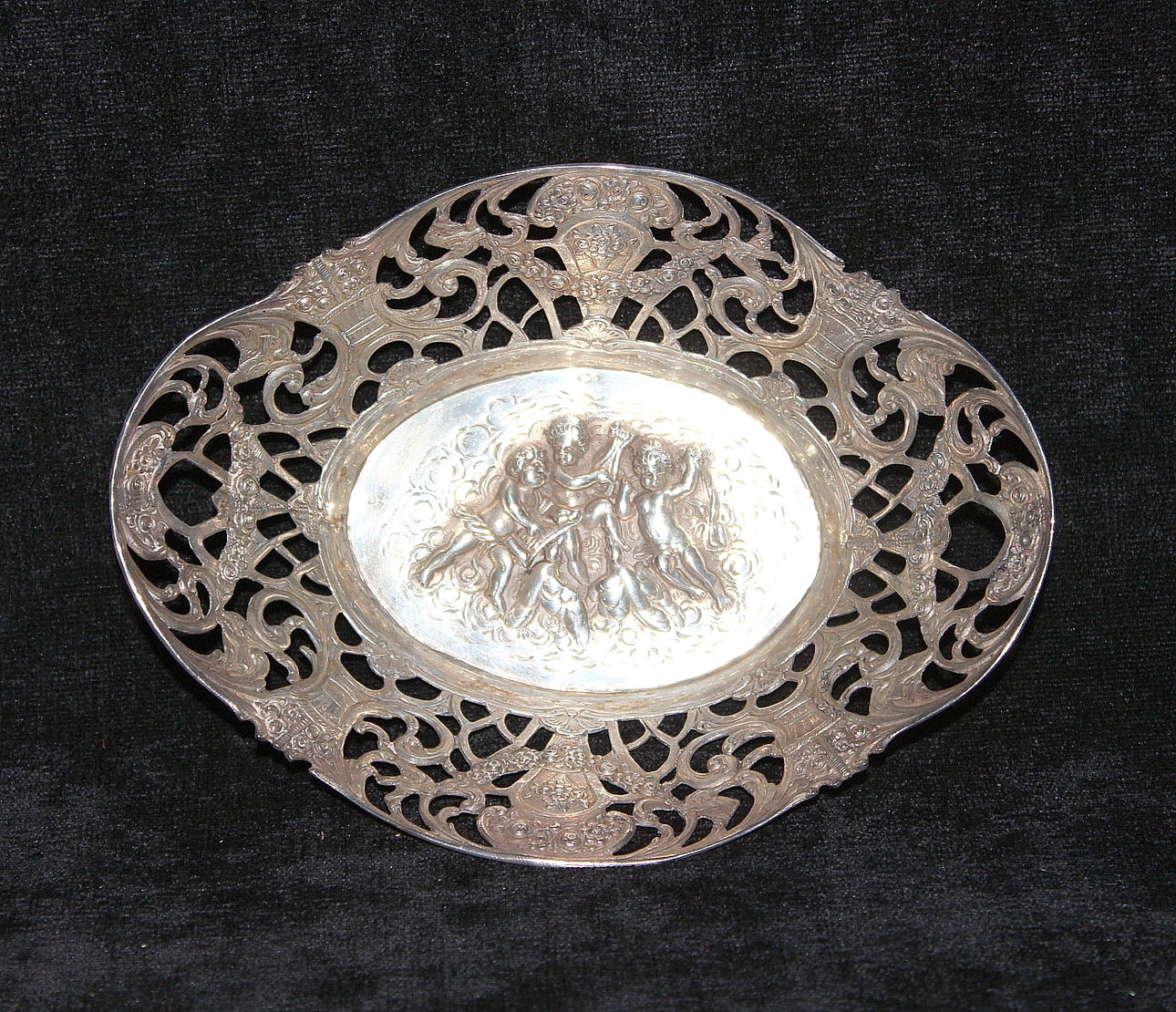 KONFEKTSKÅL, genombruten, silver, Kattfot. S. Vikt 118 gram.