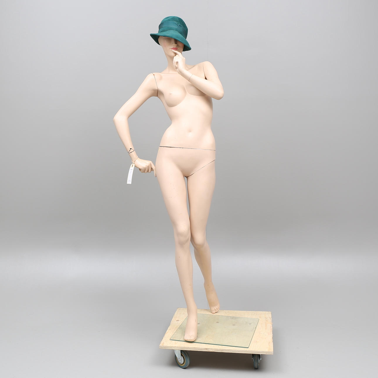 SKYLTDOCKA, Adel Rootstein, England.