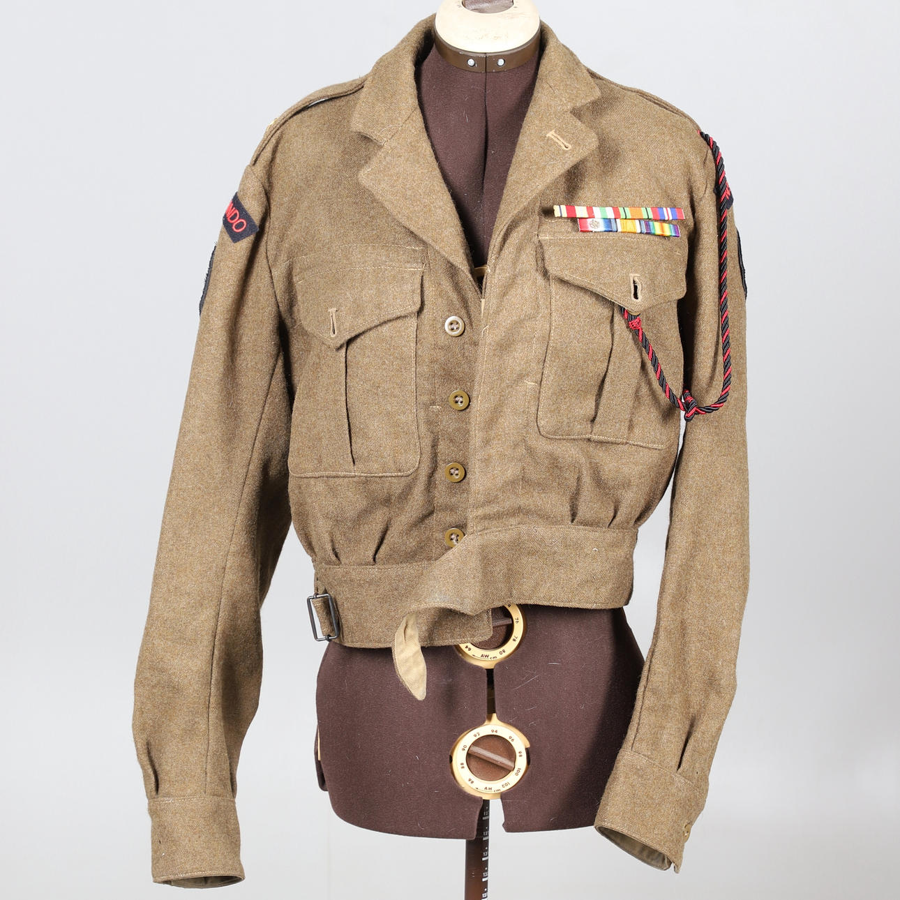 A 1949 PATTERN BATTLEDRESS BLOUSE WITH MEDAL RIBBONS AND COMMANDO ...