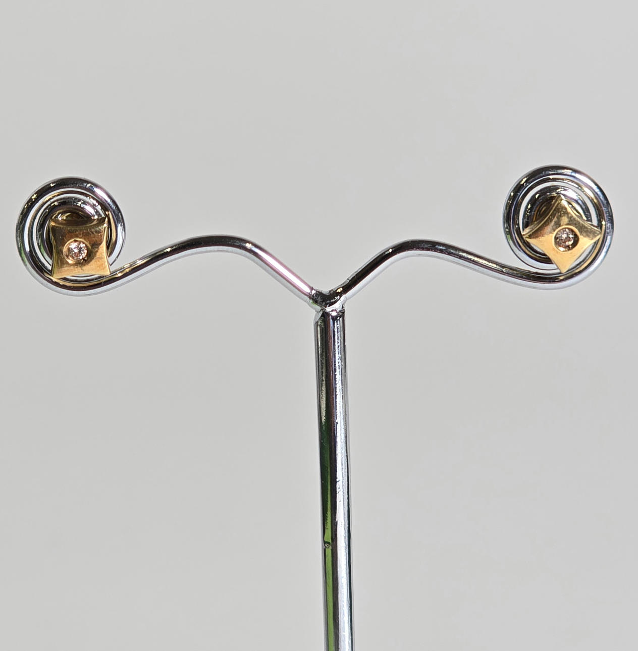 PENDIENTES DORMILONA EN ORO Y DIAMANTES.