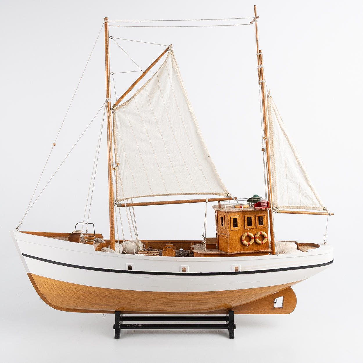 SCHIFFSMODELL, Fischerboot, bemaltes Holz, 20. Jahrhundert.