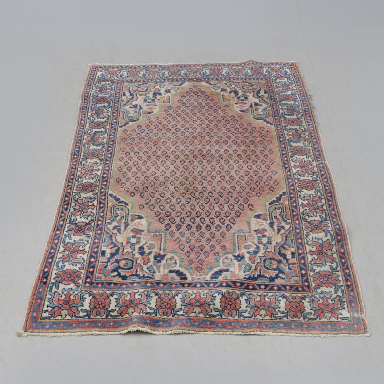 Ein Orientteppich. 101 x 166.