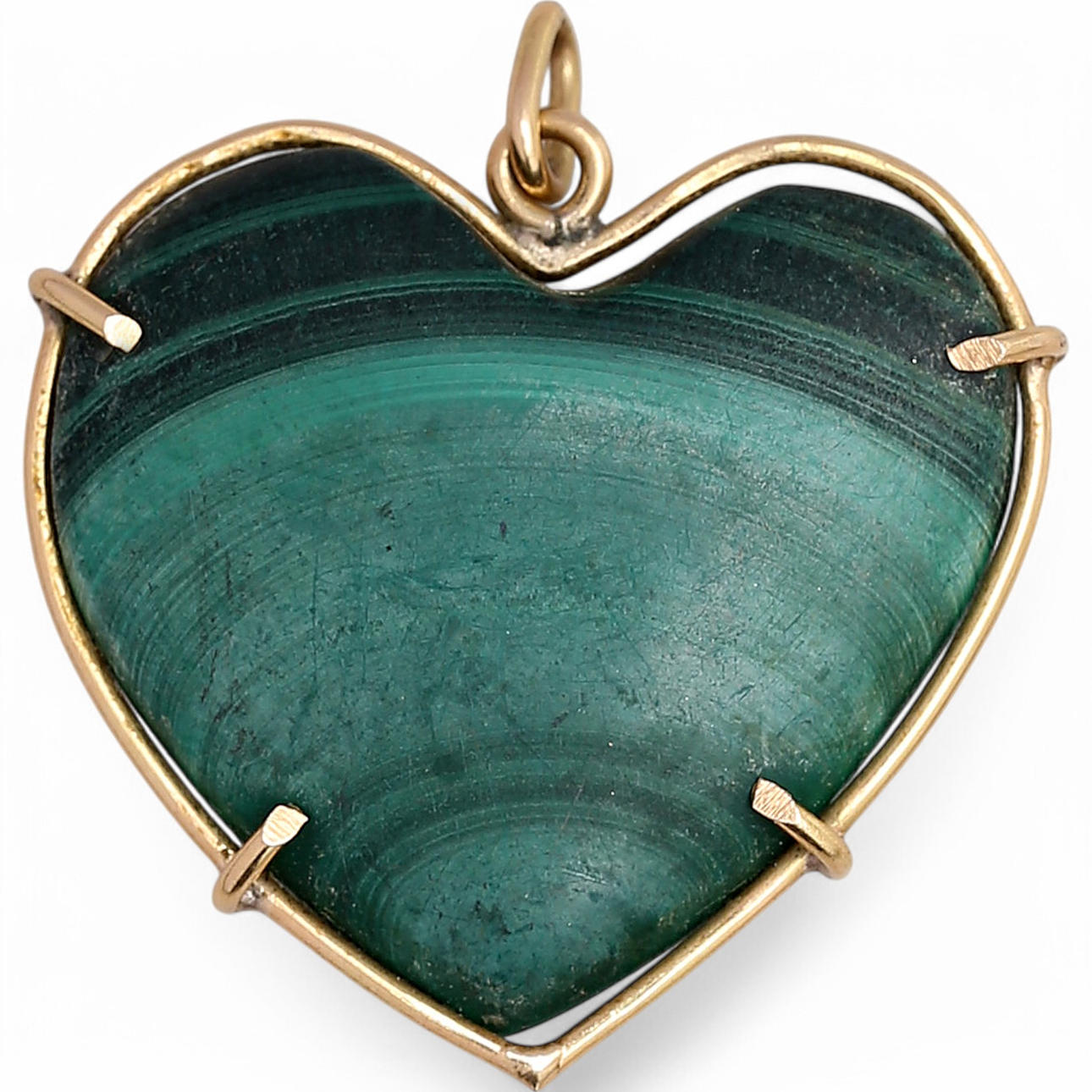 Colgante de pedrería en forma de corazón.