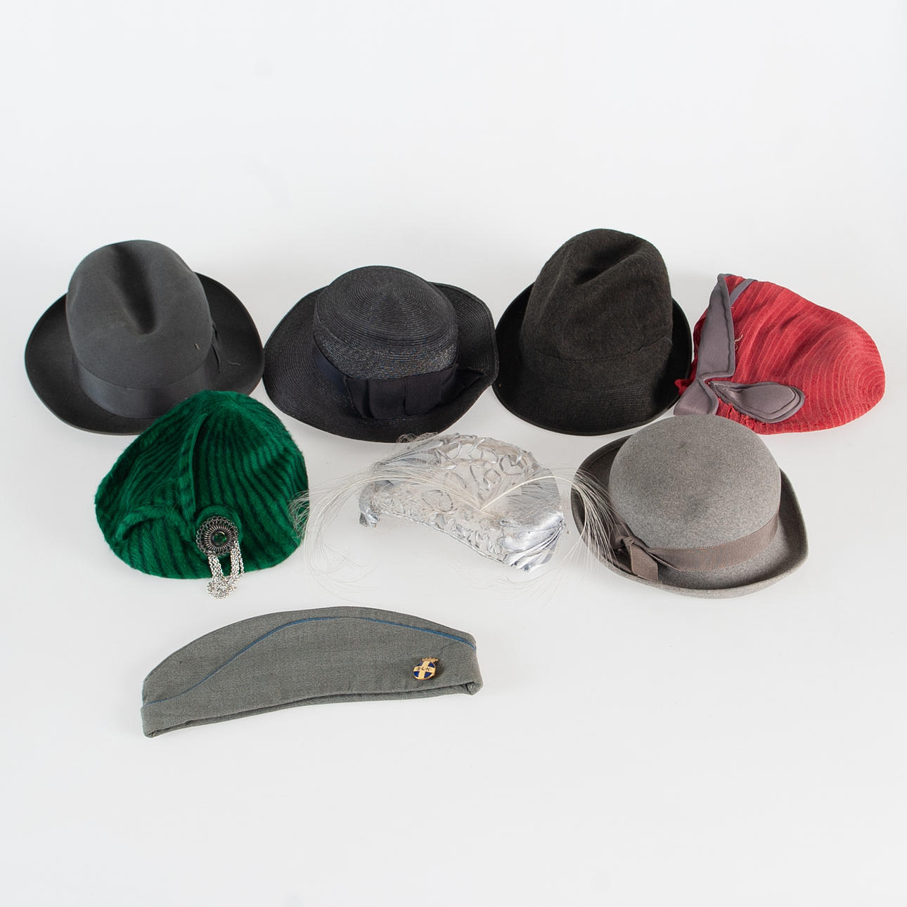 hatteæske indeholdende 7 hatte.