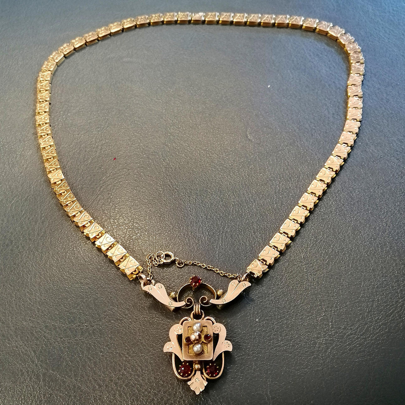 ANTIK DEKORATIV LINKKRAVE.