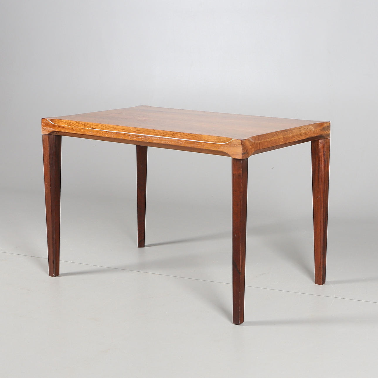 BORD, fanérat trä, Slutarp, 1900-talets andra hälft.