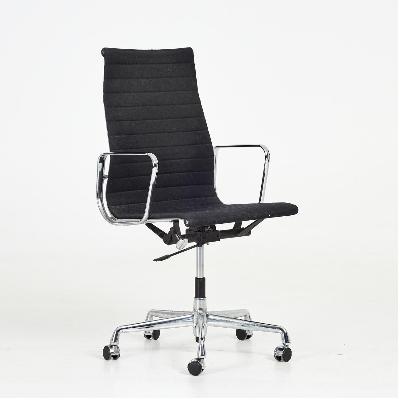 CHARLES & RAY EAMES, un sillón «EA-124", Vitra, tapicería textil.