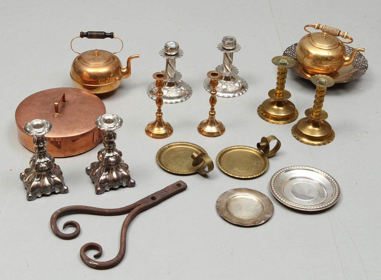 PARTI METALL, 1900-tal, bla. Ljustakar i rokokostil.