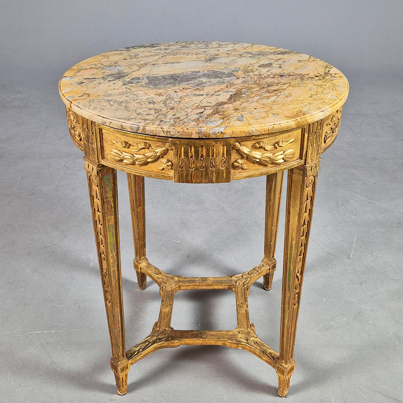 MESA DE CENTRO DE ESTILO NEOCLÁSICO.