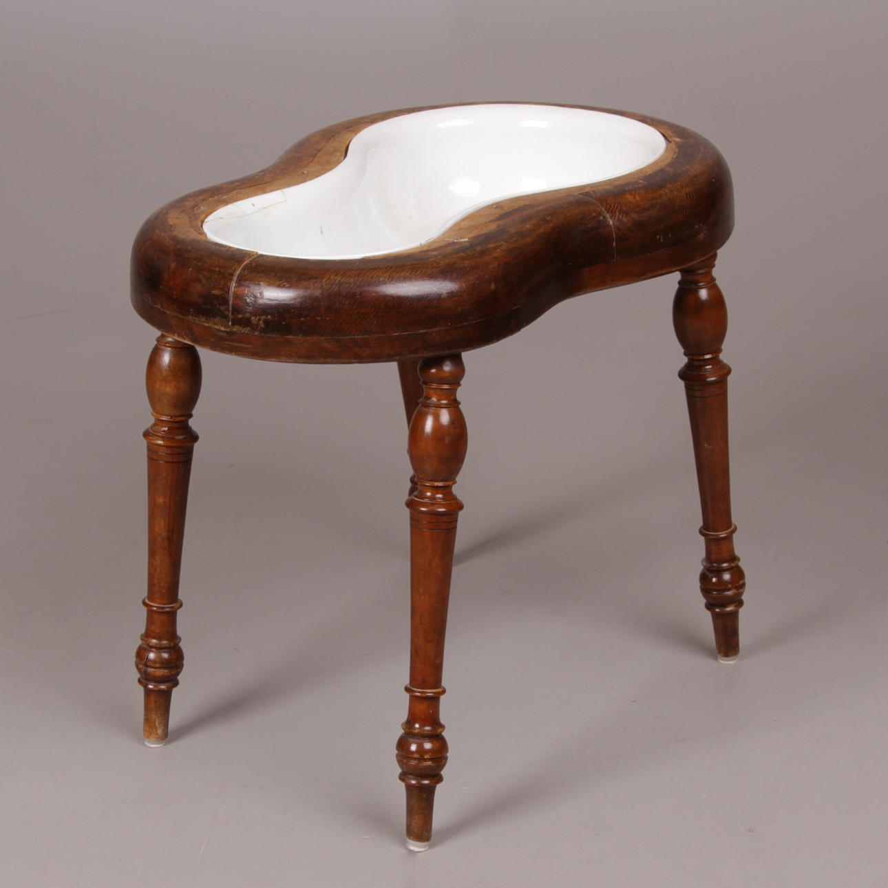 BIDÉ, på benställning, nyrenässans, Gustavsberg, 18/1900-tal.