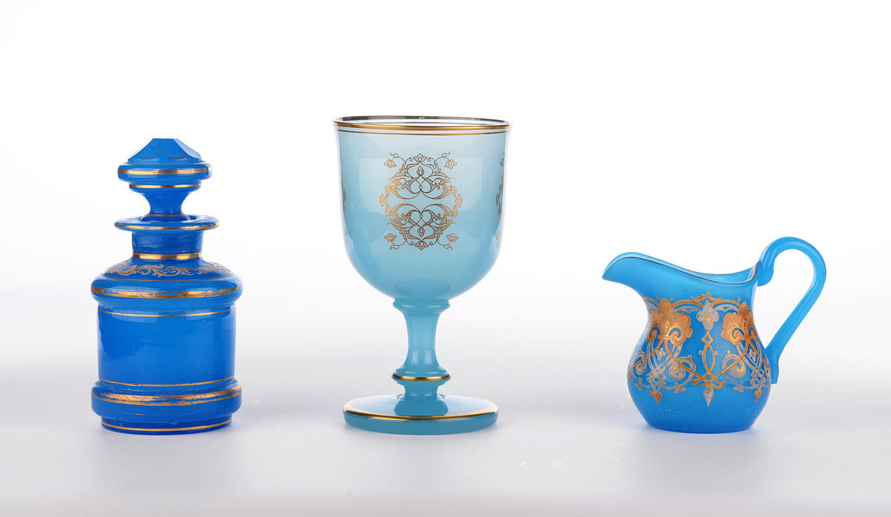 GLASKONST, 3 ST. Bägare, flaska, kanna - var och en med guld målning.