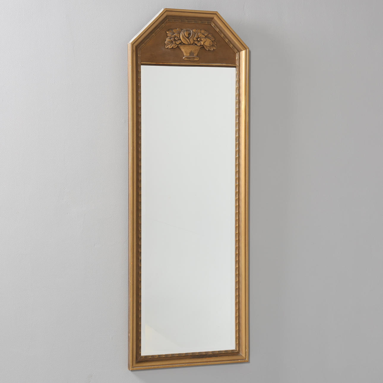 Espejo de estilo gustaviano.