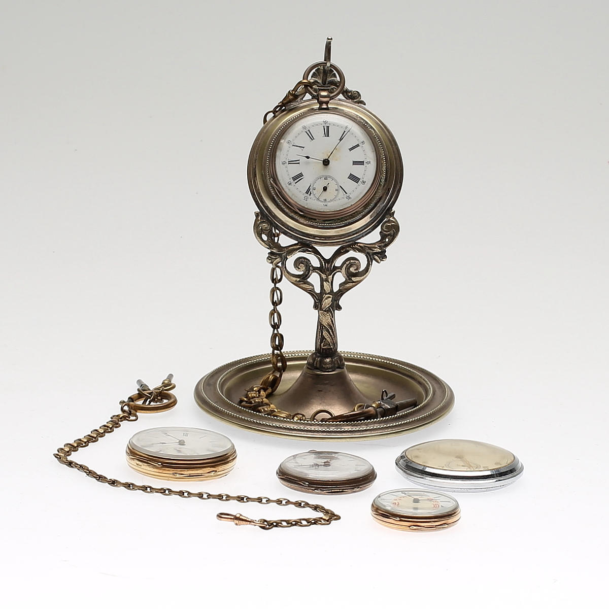 PARTI FICKUR samt ett FICKURSTÄLL, 5 fickur varav 2 st guld 14k, 1900-talets första del.