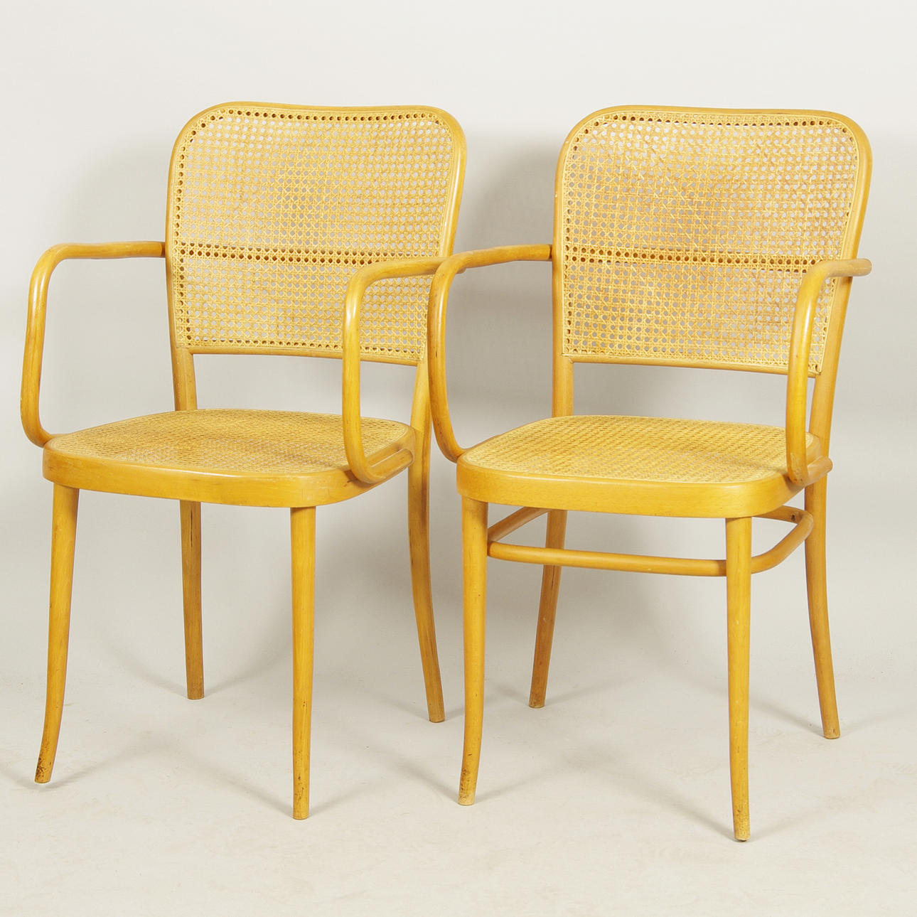 STOLAR, 2 snarlika, böjträ med nätrygg.