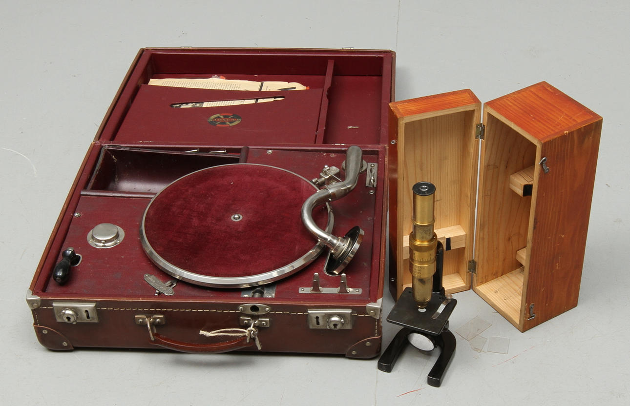 RESEGRAMOFON, MIKROSKÅP, 1900-tal.