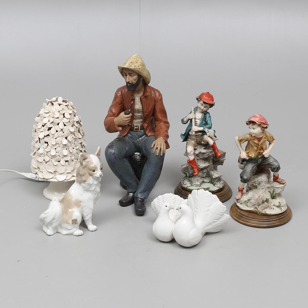 FIGURINER, 5 st samt BORDSLAMPA, porslin/keramik, Lladro, Kopparfly keramik.