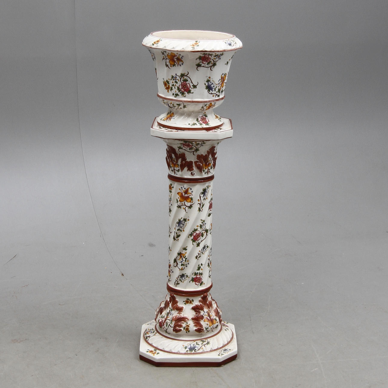 PIEDESTAL MED YTTERFODER, keramik, märkt Capodimonte Italiy.