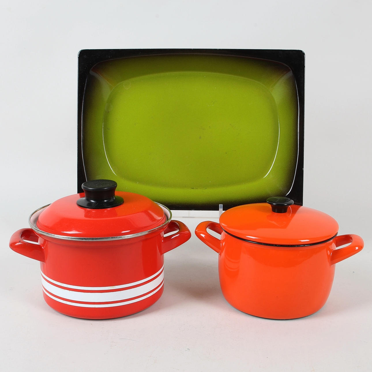 AUFLÄUFE UND AUFLAUFFORM, 3 Stück, emailliertes Metall.