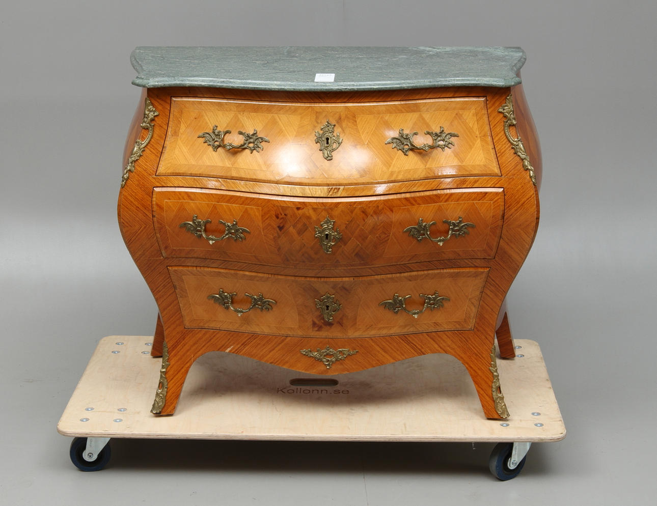 BYRÅ, med stenskiva, rokokostil, 1900-tal.