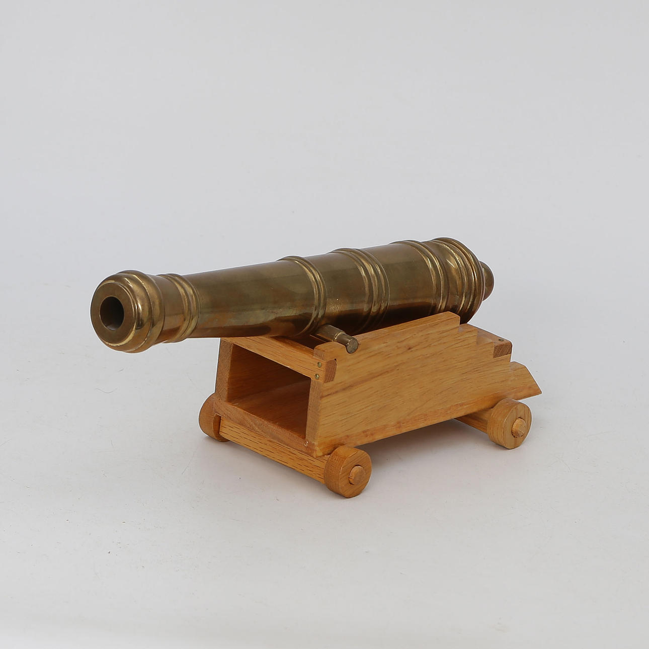 CAÑÓN DE MESA, LATÓN.