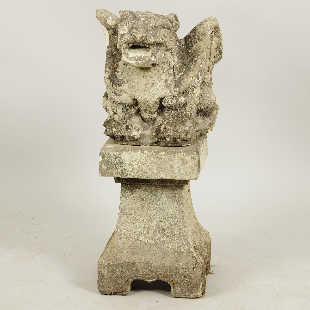 PIEDESTAL MED GARGOYLE, sandsten.