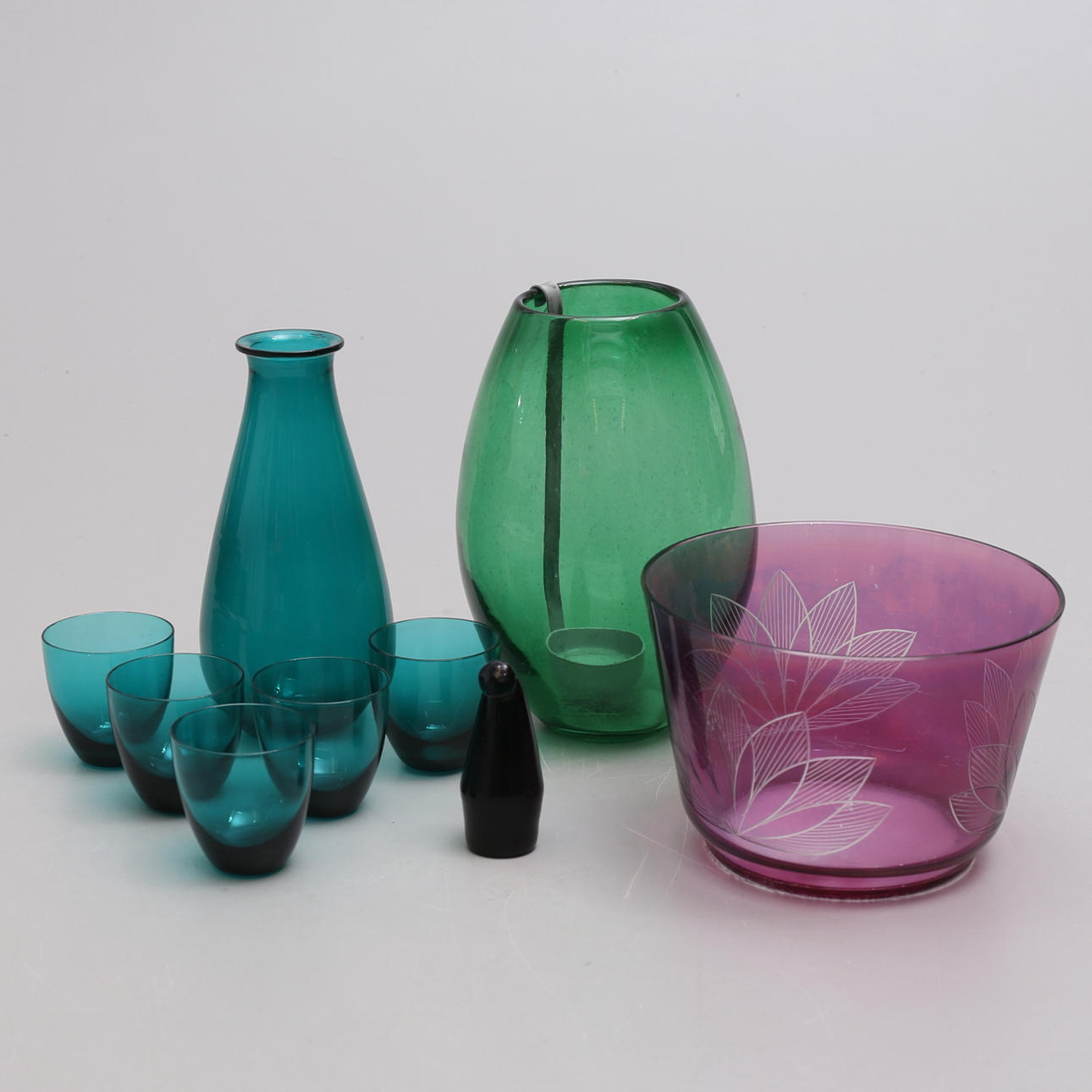 Et sæt af 8 glasgenstande, herunder Marimekko.