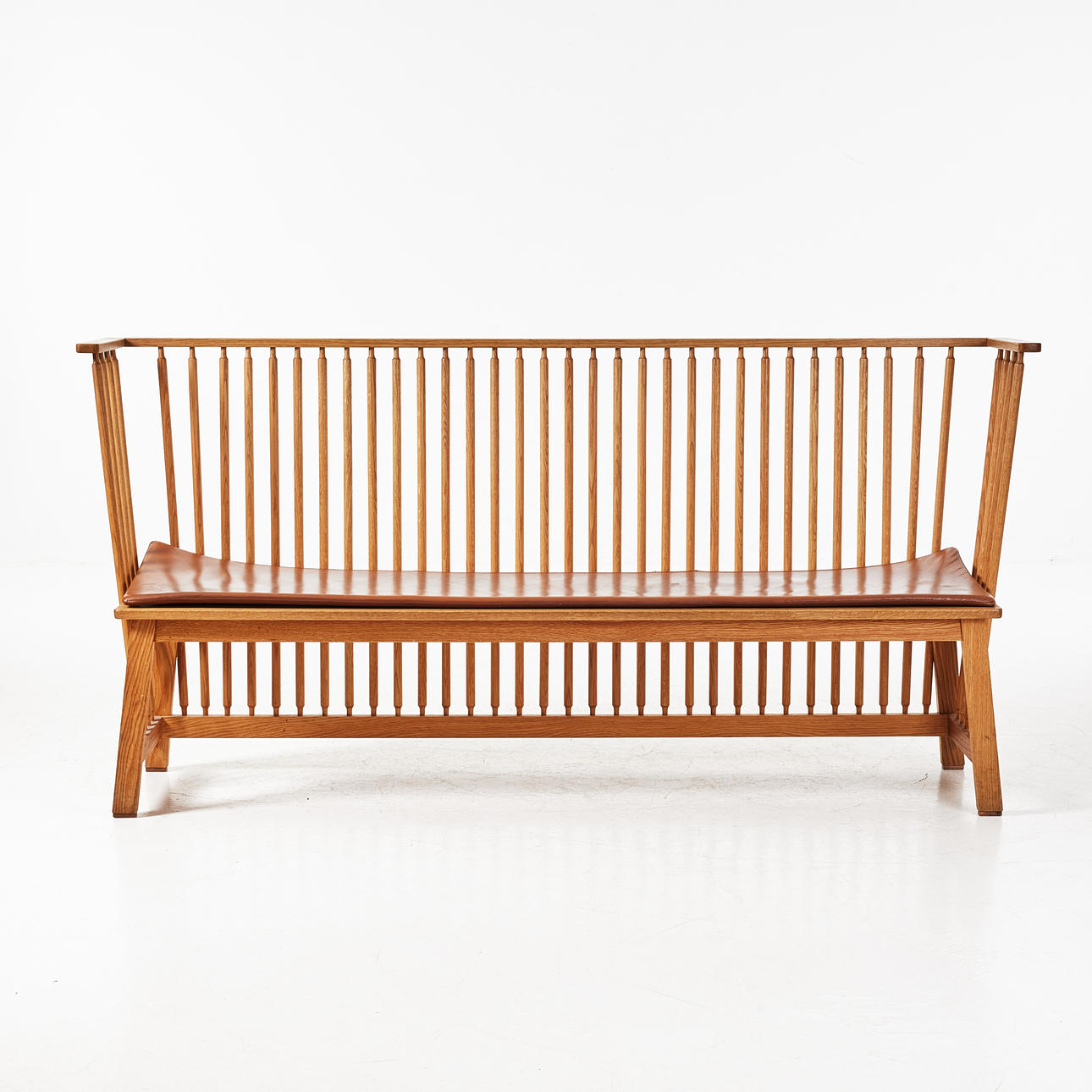 ILSE CRAWFORD. Sofa/bench, wood “Settle”, solid oak, removable leather seat, De la Espada.