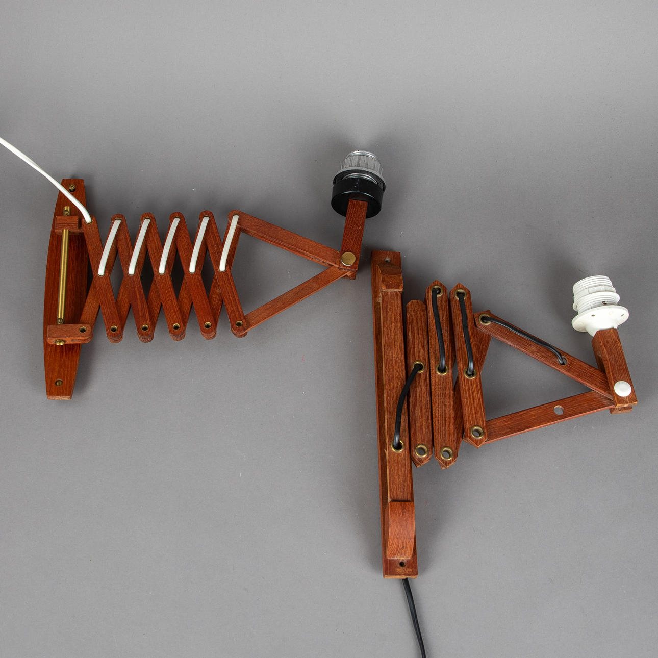 pari tiikkisaksilamppua, 20. Jh. (2).