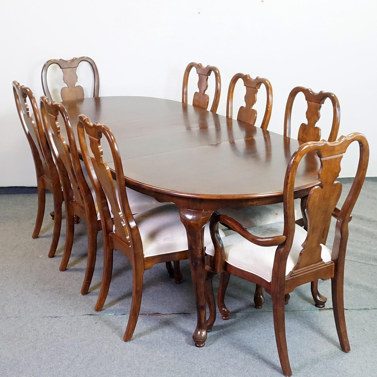 JUEGO DE COMEDOR, 9 piezas, estilo rococó, caoba.