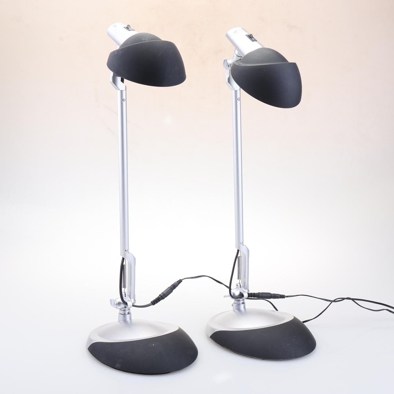 Ein Paar Sun-flex Tischlampen.