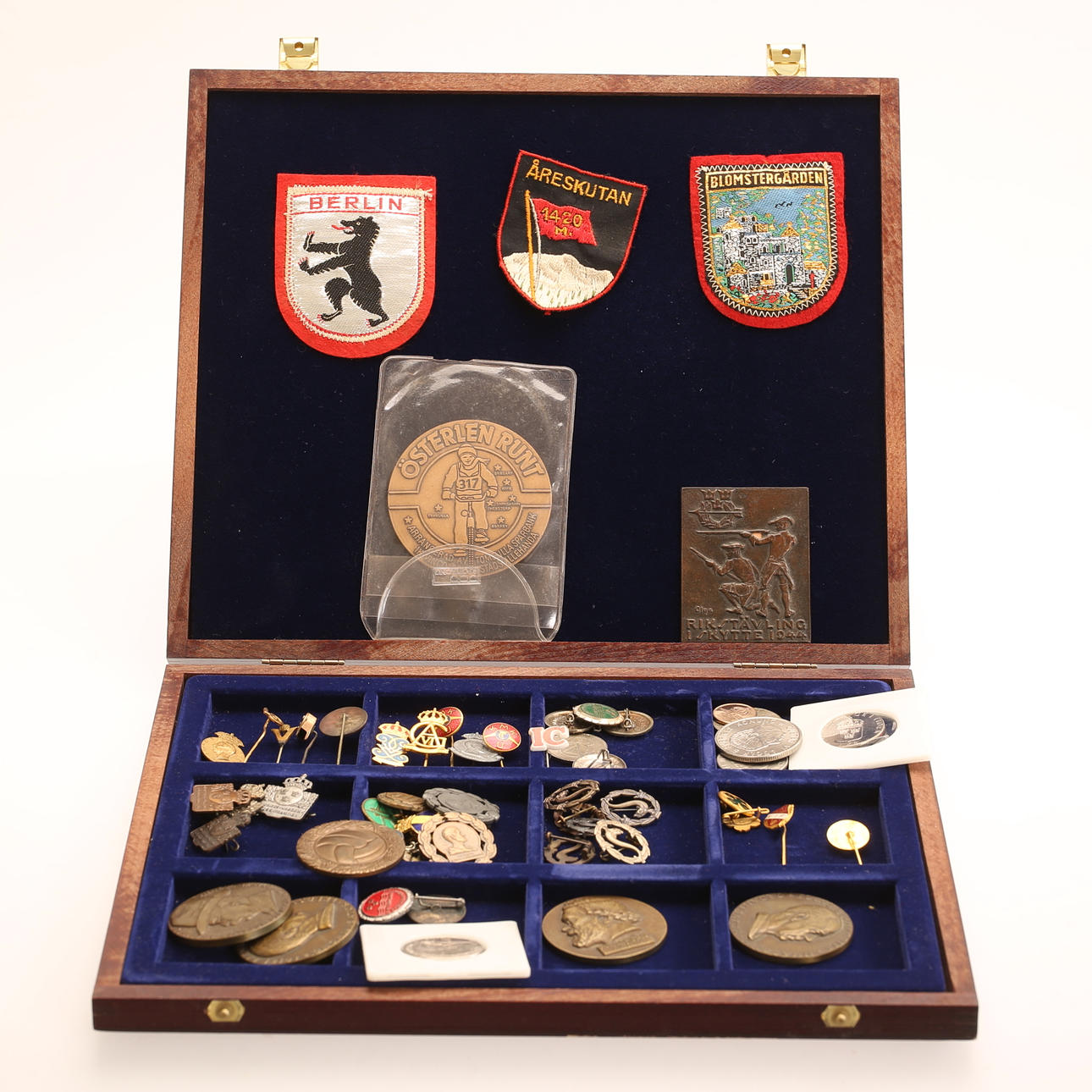 VARIOUS PINS AND PLAQUES. Miscellaneous - Miscellaneous - Auctionet