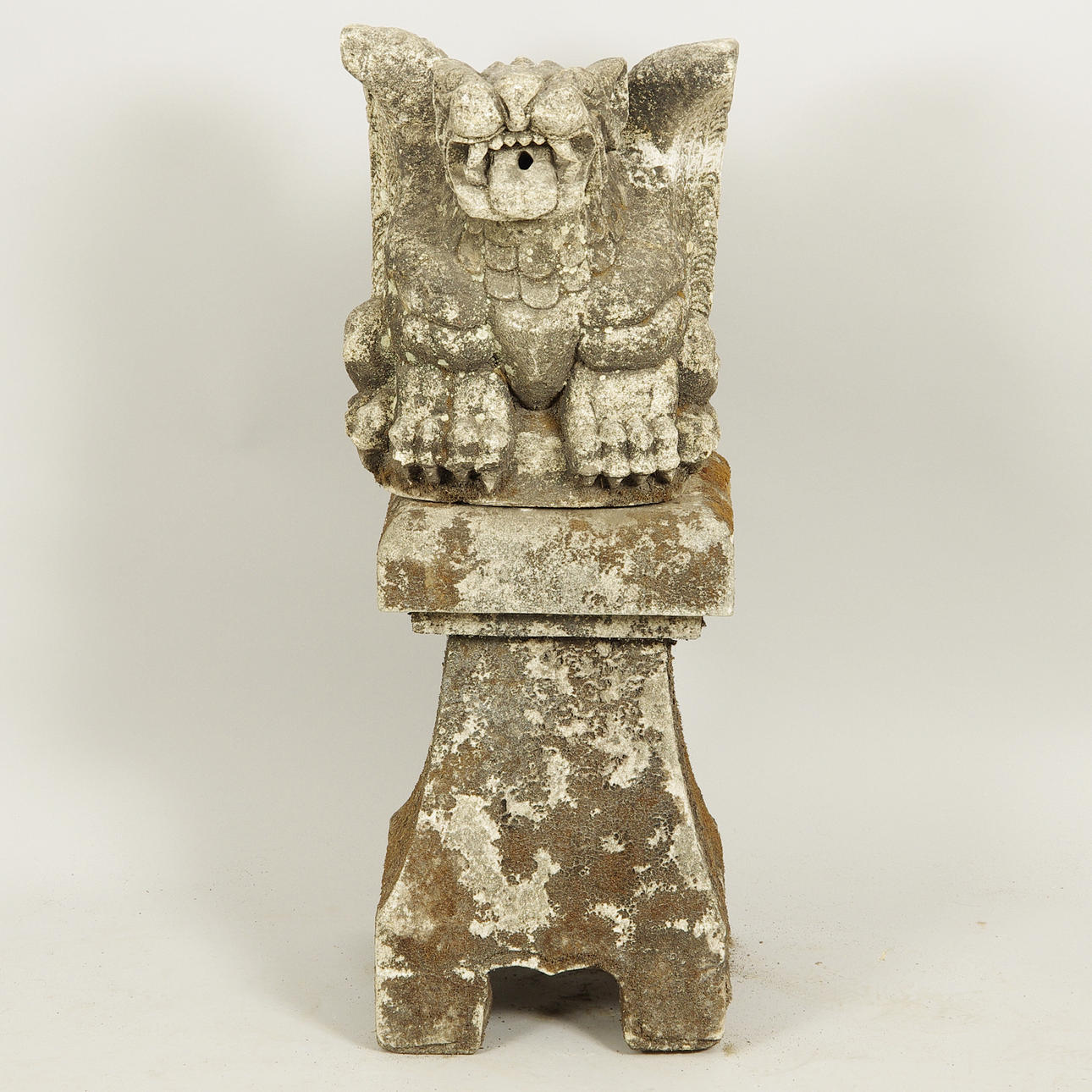 PIEDESTAL MED GARGOYLE, sandsten.