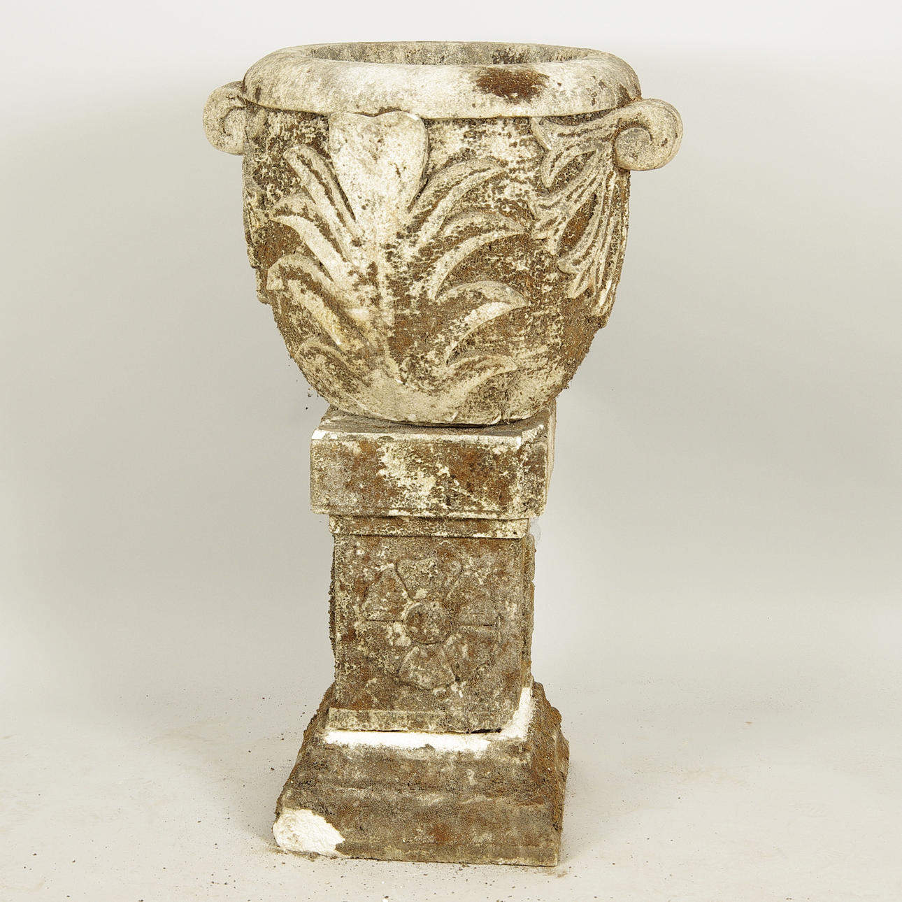 KRUKA PÅ PIEDESTAL, tredelad, sandsten.