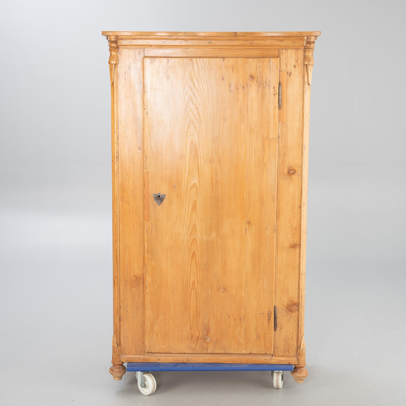 enkeldörrars halvskåp, sen Biedermeier, barrträ.