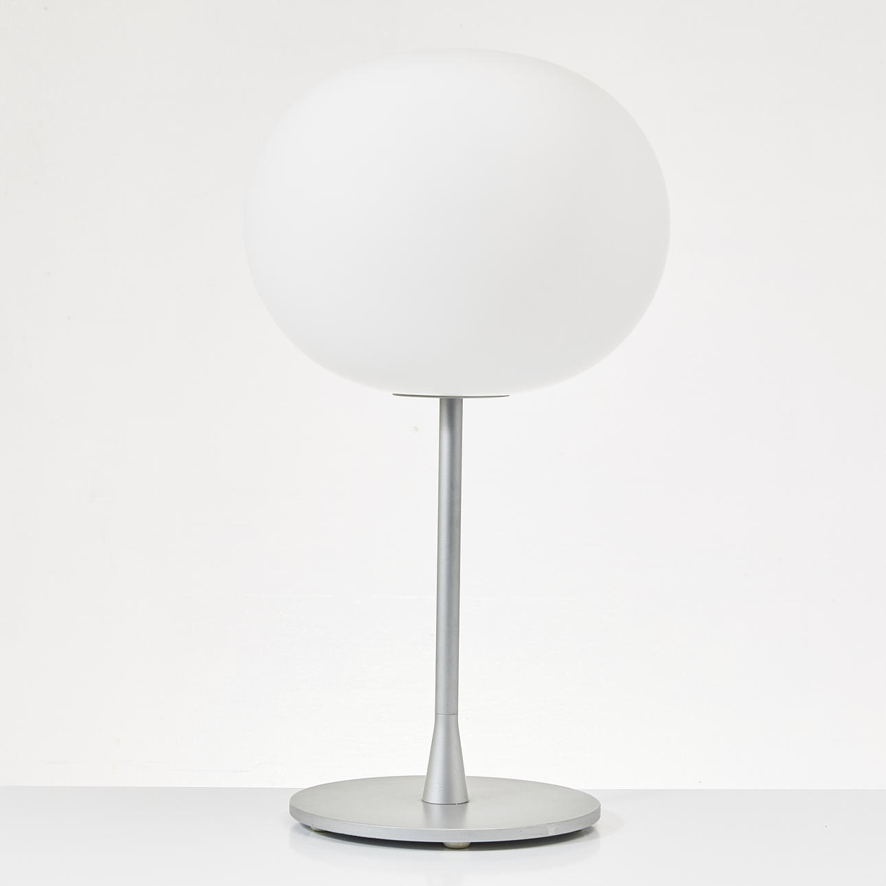 JASPER MORRISON. Table lamp, “Glo-ball”, Flos, Italy.