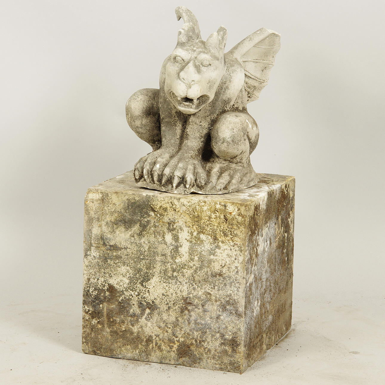 PIEDESTAL MED GARGOYLE, sandsten.