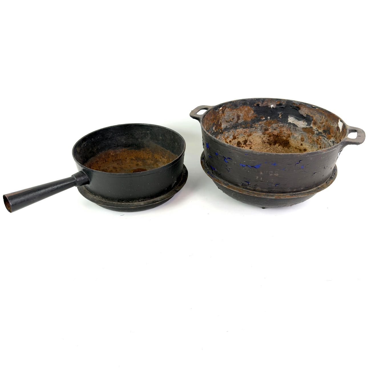 Two iron pots, 18th/20th century.