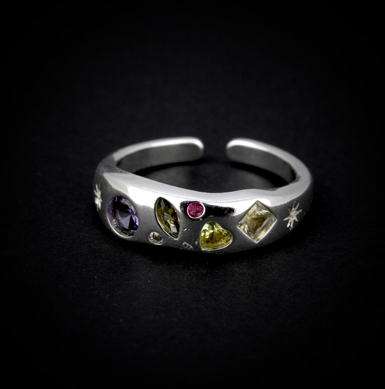 SILVER RING SET WITH COLOURED STONES.
