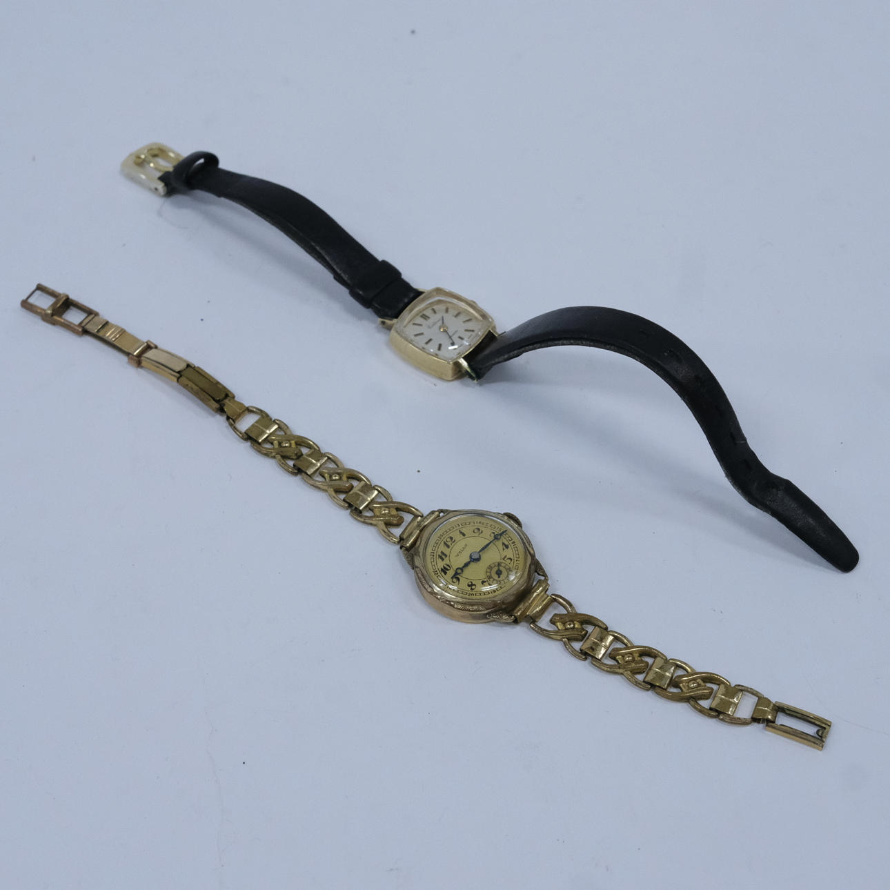 KAKSI NAISTEN KELLOA.