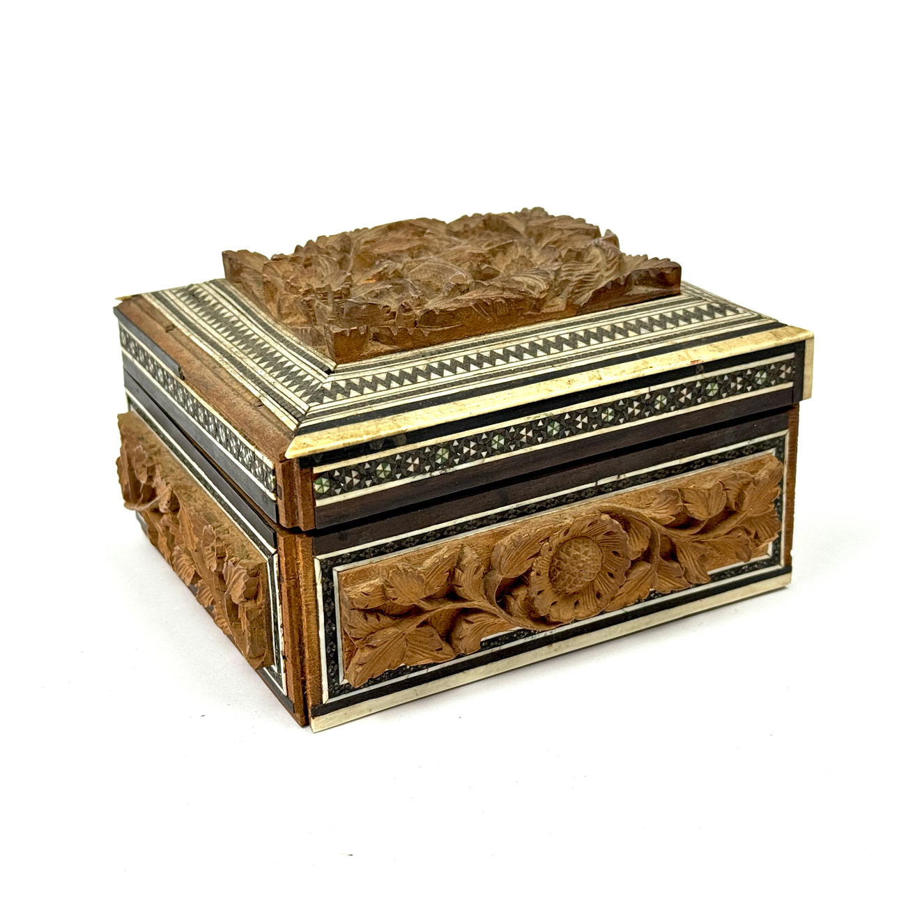 INTIALAINEN UPOTETTU TASKUKELLOKOTELO.