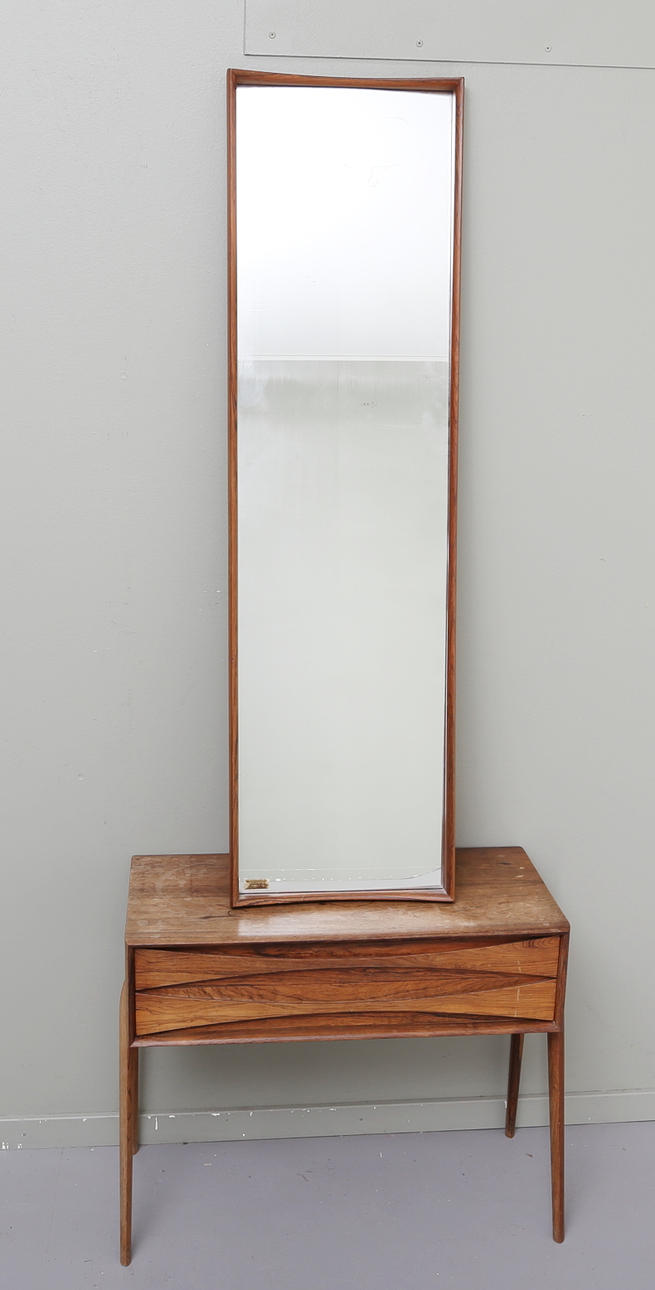 BYRÅ samt SPEGEL, ädelträ, 1960-tal.