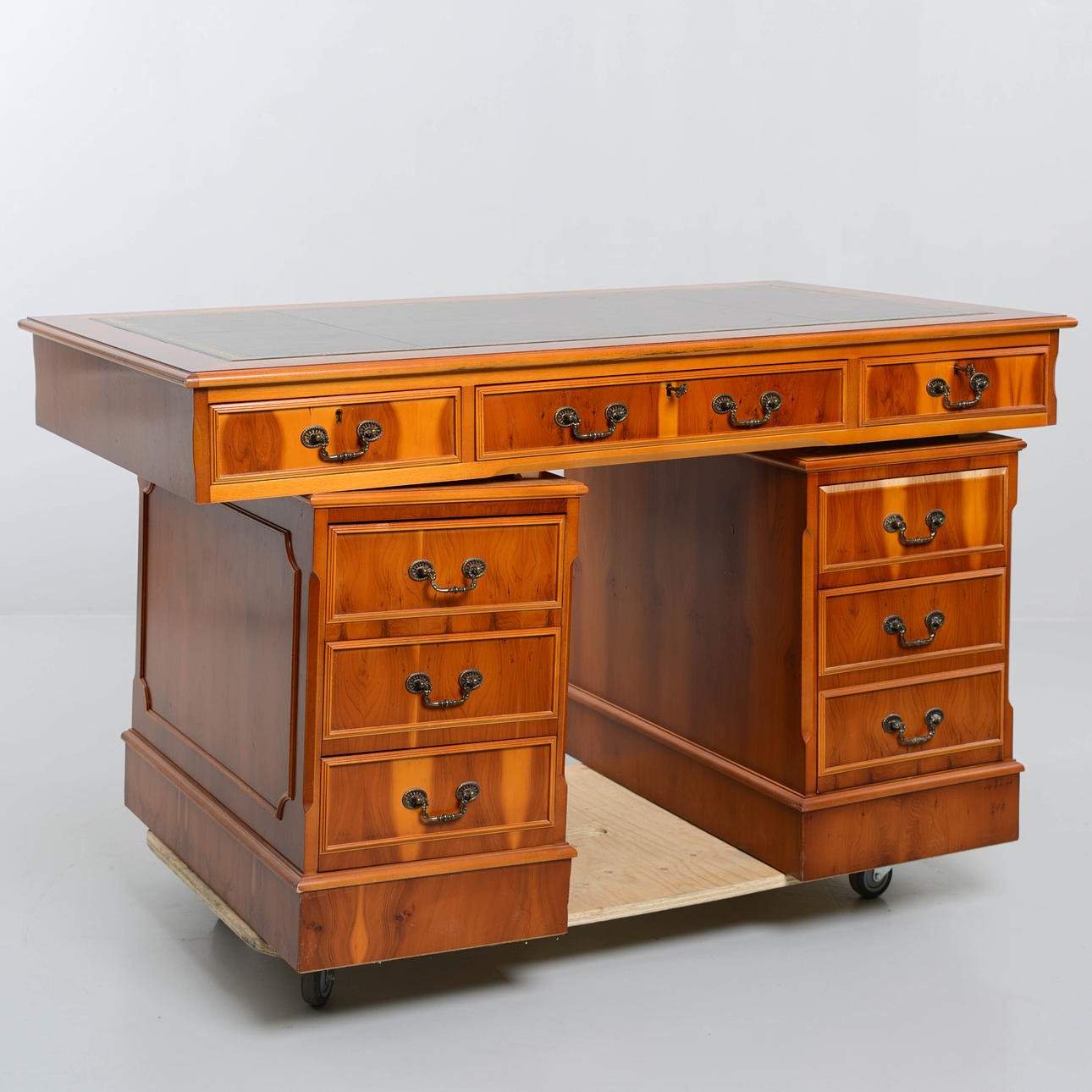 Un escritorio de estilo inglés, del siglo XX.